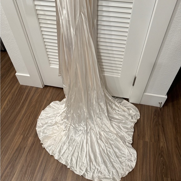 Vera Wang Old Hollywood Glam satin wedding dress - Picture 6 of 16